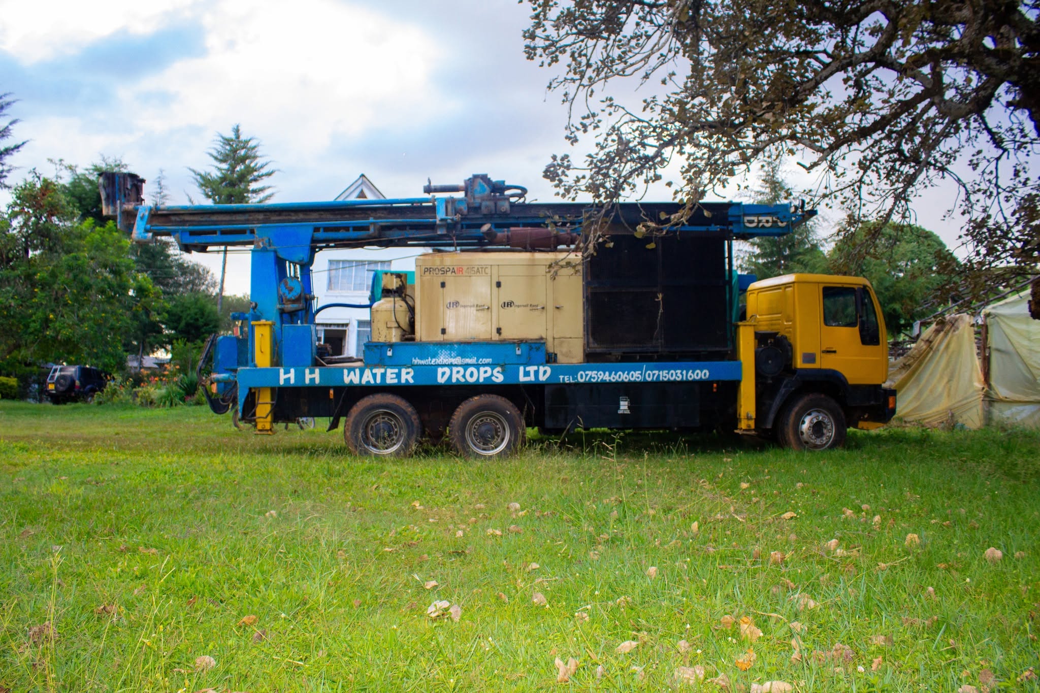 HH Water Drops drilling rig in operation
